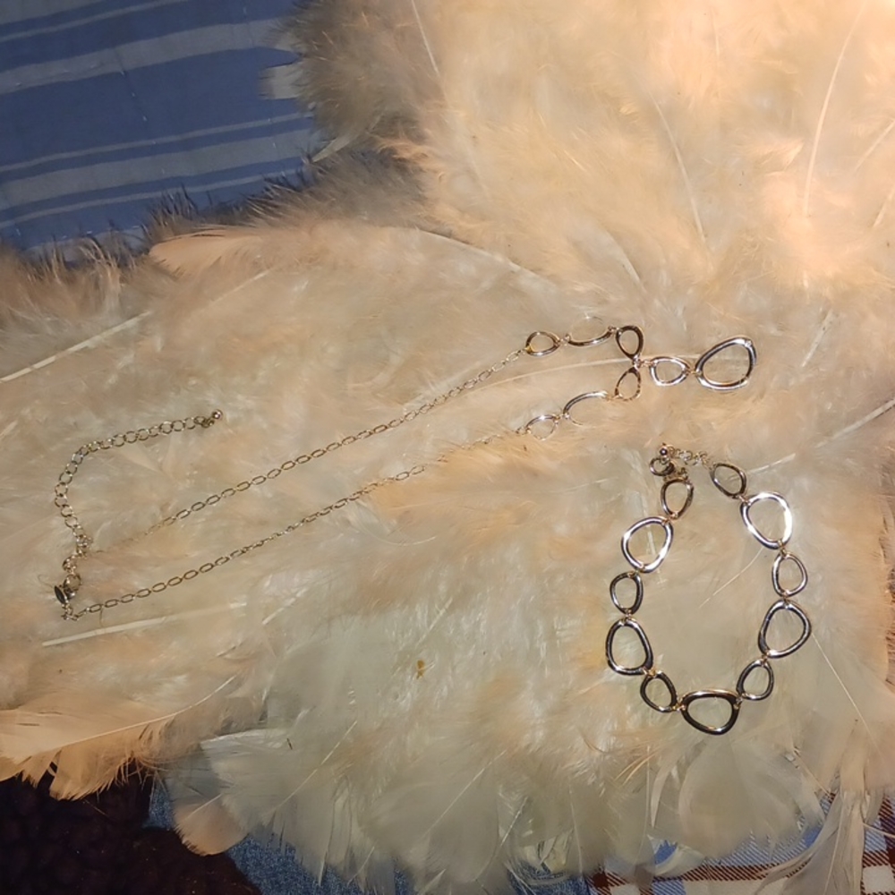 Avon SAQ Bracelet & Necklace Set